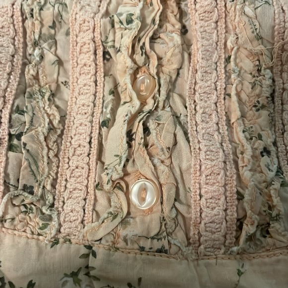Pretty Arizona Floral Pastel Peach Ruffle Shirt with Frayed Sleeves Size Medium - Picture 4 of 4